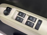 【電動格納ミラー】サイドミラーは電動格納式となっており、狭い駐車場でもキズがつくリスクを抑えられます。