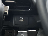 スマホの充電等に便利なUSBのソケットが付いています。