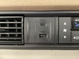 エアコン操作パネルの左側に、スマートフォンなどの充電可能なUSB端子と、音源などの外部入力の可能なUSB端子がついています。移動中に充電もできるので便利です。