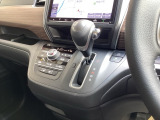 インパネシフトだから視線の移動も少なく足元もスッキリ♪運転席もゆったりしているのでゆとりを持ってドライブできますね!