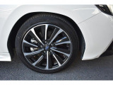 純正18インチアルミホイル/タイヤサイズは225/45R18です