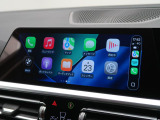 【アップルカープレイ】iPhoneがBMW車両とワイヤレスで接続されます。Apple CarPlayでは、オーディオストリーミングやメッセージングアプリがディスプレイに表示されます。