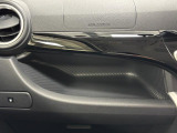 【助手席側インパネトレイ】運転席からも手が届くので、サングラスなどの小物も置き場に便利です♪