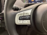ステアリングにオーディオ操作スイッチが付いています。オーディオ画面に直接タッチしなくても操作が出来ますので、運転に集中できます。