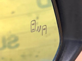 【ブラインドスポットモニター】走行中、ドアミラーの死角になりやすい箇所に後続車が接近するとサイドミラーのレンズに警告を表示!ドライバーに注意喚起をしてくれます。
