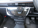 シフトレバーがステアリングに近く運転しやすく、足元もスッキリします
