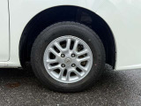 タイヤ残り溝が1.6mmになる目安として「スリップサイン」が設けられています。この車はまだまだ残っておりますので、安心してお乗り頂けます!