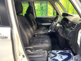 運転席まわりには十分なスペースがあり、大柄な方でもゆったり運転していただける環境です。
