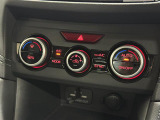 【左右独立オートエアコン】左右独立型、いわゆるデュアルエアコンです。運転席と助手席でそれぞれお好みの温度を設定可能です。