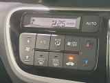 【オートエアコン】一度お好みの温度に設定すれば、車内の温度を検知し風量や温度を自動で調整。暑い&hellip;寒い&hellip;と何度もスイッチ操作をする必要はありません。快適な車内空間には必須の機能ですね♪