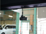 この車にはリアにもドライブレコーダーを装備しております◆映像・音声などを記録する自動車用の装置です。 もしもの事故の際の記録はもちろん、旅行の際の思い出としてドライブの映像を楽しむことができます。