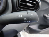 スイッチをオートに設定しておけば、車外の明るさに応じて自動的にヘッドランプを点灯・消灯します。夕暮れ時やトンネルの続く山道などを走行する時に便利なコンライトを装備しています。