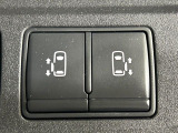 【両側パワースライドドア】スマートキーや運転席のスイッチで後席両側スライドドアの開閉が可能♪電動だから力を入れてドアを開ける必要が無く、小さなお子様でも簡単に開け閉めでき快適です♪