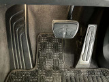 【ペダル】BMWはオルガン式アクセルペダルを採用しています。踏み込む足とペダルが同じ軌跡を描くため、かかとがずれにくく、アクセルコントロールがよりしやすくなるメリットがあります。