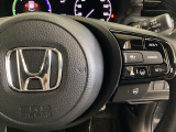 ハンドルにHondaセンシング系のクルーズコントロールやレーンキープアシストなどのスイッチが装備されています。ハンドルから手を離さず安全に操作できます。