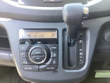 【オートエアコン】一度お好みの温度に設定すれば、車内の温度を検知し風量や温度を自動で調整。暑い&hellip;寒い&hellip;と何度もスイッチ操作をする必要はありません。快適な車内空間には必須の機能ですね♪