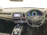 車内は光触媒抗菌消臭施工済です。インパネ周りはスタイリッシュなデザインで機能や装備も充実しています。グローブボックスやカップホルダーのほかにトレーなどたくさんの収納スペースが付いています。