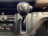 CVT車のセレクトレバーです。低速から高速まで、変速ショックのないスムーズな走りを実現するとともに、エンジン効率のよい領域を維持することで燃費にも貢献します。