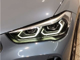 【LEDヘッドライト】先進のLEDテクノロジーを採用。放射される白色光の周波特性は太陽光に近く、バイキセノン・ヘッドライトを上回るコントラストで更に明るく輝きます!