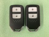 スマートキーを装備しています。鍵を差し込むことなくドアロックの開け閉めと、スタートボタン操作でのエンジンスタートができます。スペアキーも同じものを用意しております。