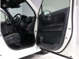 運転席・助手席ドアは開口範囲が広く、とても乗りやすいですよ!収納スペースもあります!