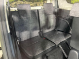 床下収納式のサードシートです。座席部分をコンパクトに収納でき、広大な荷室スペースとしてお使いいただけます!乗車人数や荷物の量など利用シーンに合わせて3列目を有効活用でき、とっても便利♪