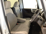 【前席】充分な広さを確保した、快適な前席!インテリアカラーも落ち着いたお色です♪センターアームレストも付いて、リラックスした姿勢で運転していただけます♪