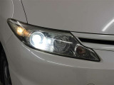 太陽光に近い色と大光量で夜間のドライブをアシストするディスチャージヘッドランプが装備されています。