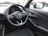 ドライバーが心に余裕をもって運転に集中できること、助手席や後席からもすっきりと前を見通せる空間の起点となり、全員が安心してドライブを楽しめることをモットーにシンプルなレイアウトとなっています。