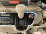 CVT車のセレクトレバーです。低速から高速まで、変速ショックのないスムーズな走りを実現するとともに、エンジン効率のよい領域を維持することで燃費にも貢献します。
