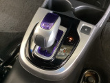 ハイブリッド専用セレクトレバーです。シフトチェンジを電子信号で送信するセレクトレバーを採用していますので、軽快でスマートな操作を楽しめます。