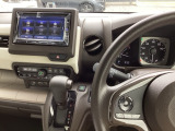 運転席周辺のスマートなレイアウトが、操作のしやすさを実現。快適なドライブをサポートします。手元で操作ができる、電子制御パーキングブレーキ。