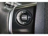 運転中に手を離さなくてもオーディオ操作やマルチインフォメーションディスプレイ内の表示切替が出来るステアリングスイッチ付です。走行中に視線を逸らさず出来る手元操作は安全運転につながります。