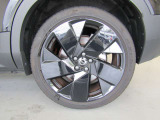 タイヤサイズ フロント:235/45R20 リア:255/40R20