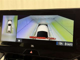 【パノラミックビューモニター】車を真上から見た状態をナビに映し出し、駐車時などをサポート☆クルマの斜め後ろなど、目が届きにくい箇所も確認できるため、いち早く障害物に気が付くことができます!