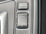 ●BMWモードセレクト:スポーツモードではダイナミックな走りを。ECO PROモードでは、エンジンレスポンスやシフトタイミングの最適化に加え、エアコンの作動も効率的に制御し、燃料消費量を抑制します。