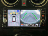上からの視点で狭い駐車場への駐車に役立つ、アラウンドビューモニター対応純正メモリーナビ装備。