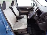 フロントシートはベンチシートで運転席と助手席の移動が楽々です。シートの高さも調整でき真ん中にはアームレストも装備されています!