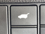 【パワーバックドア】スマートキーや運転席のボタンを押すだけでリアゲートが自動で開閉します!荷物を持っている時や、高い位置にあるバックドアを閉める際に便利な機能です♪