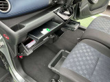 グローブボックスの他にも収納をご用意してます。車内をスッキリ見せることができます。