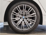 【BMWアロイホイル】軽量かつ強度に拘ったアロイホイル。走行性能ポテンシャルを引き出す設計。車の足元を引き締めてくれる大きなポイントはアロイホイルです。