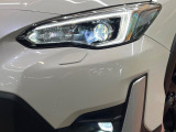 【LEDヘッドライト】悪天候や夜間走行時も良好な視界を確保し安心して運転できる高輝度LEDヘッドライトを装備!点灯速度が早く、消費電力も抑えられています。