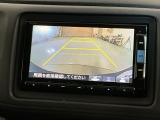 リバースギアに入れるだけで後方の表示へ切り替わります。夜間や雨の日の駐車も楽になりますよ。