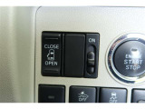 【片側パワースライドドア】大きな荷物を持っていてもスイッチを軽く押すことが出来れば簡単に全開に出来ます♪雨の日のお迎え、素早く乗り込みたいお子様をドアを開けてスマートにお出迎え♪