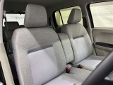 高いホールド性で運転姿勢が安定します。長距離ドライブでも疲れにくいのが魅力です。