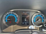 中央に様々な車両情報が表示されるカラーディスプレイが付いた便利なメーターです!