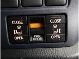 両側パワースライドドア付きだから、狭い駐車スペースなどでの 乗り降りラクラク!小さなお子さまのいるご家庭には嬉しい装備。