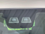 【スマートアシスト】走行中に前方の車両等を認識し、衝突しそうな時は警報とブレーキで衝突回避と被害軽減をアシスト。より安全にドライブをお楽しみいただけます。