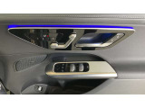 【メモリー付パワーシート】シートをかたどった調整スイッチはメルセデス・ベンツが特許を持っています。様々な体型の乗員に合わせた、きめ細かい調整が可能になっています。
