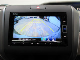 バックカメラの画像です。ガイドラインがスムースな車庫入れをサポートいたします!車庫入れの安心感がアップしますね☆